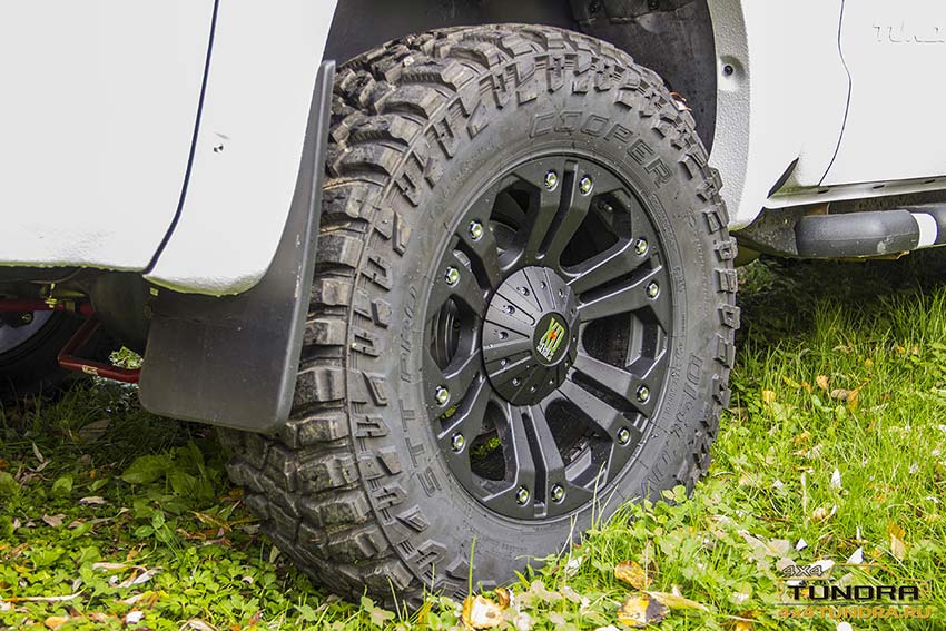 Обработка кузова внедорожника Toyota Tundra защитным полимерным покрытием Line-X