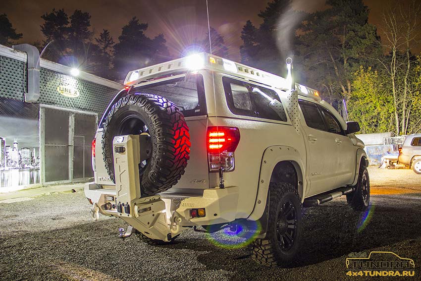 Обработка кузова внедорожника Toyota Tundra защитным полимерным покрытием Line-X