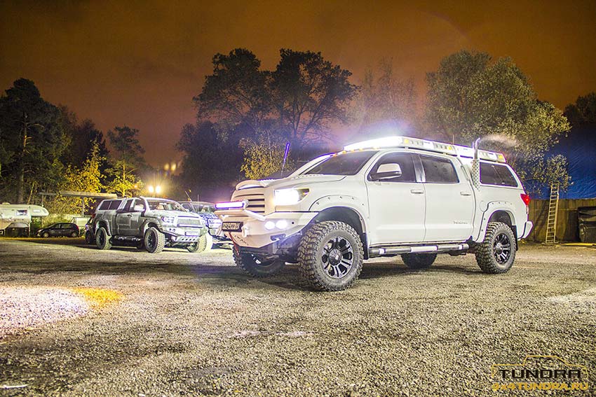 Обработка кузова внедорожника Toyota Tundra защитным полимерным покрытием Line-X