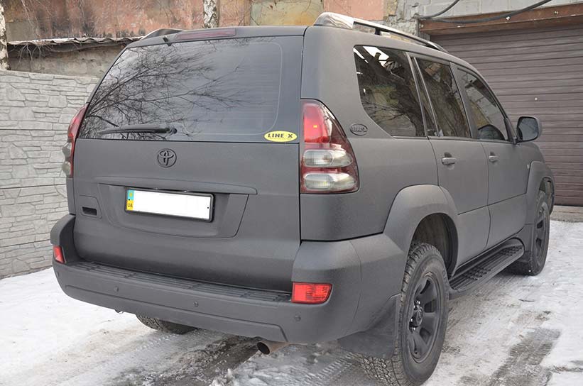 Весь кузов автомобиля был покрыт защитным полимером Line-X черного цвета