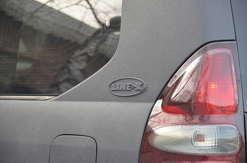 Весь кузов автомобиля был покрыт защитным полимером Line-X черного цвета