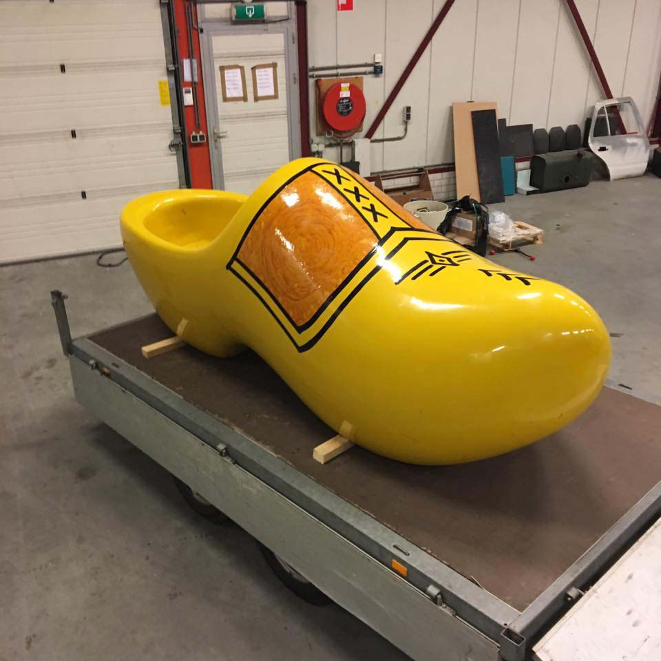 Обработка днища кабинок аттракциона защитным полимерным покрытием Line-X