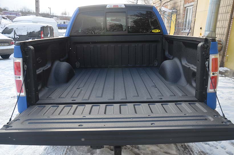 Защита кузова полноприводного пикапа Ford F-150 от механических повреждений и коррозии путем нанесения полимерного покрытия Line-X