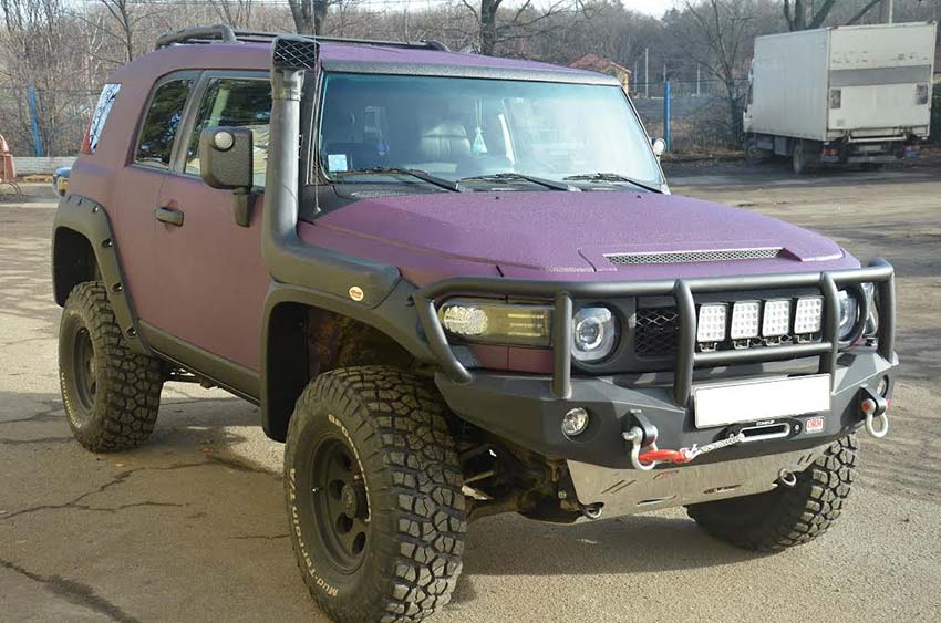Защита кузова внедорожника Toyota FJ-Cruiser с помощью нанесения полимерного покрытия Line-X