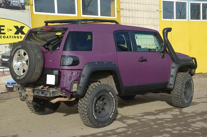 Защита кузова внедорожника Toyota FJ-Cruiser с помощью нанесения полимерного покрытия Line-X