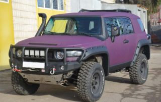 Защита кузова внедорожника Toyota FJ-Cruiser с помощью нанесения полимерного покрытия Line-X