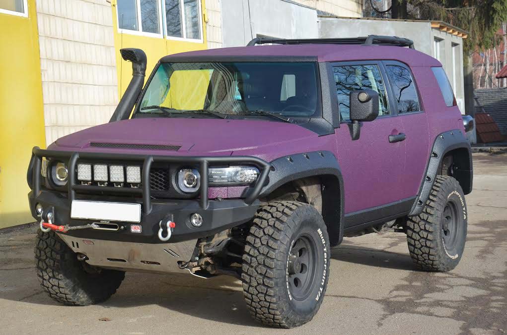 Защита кузова внедорожника Toyota FJ-Cruiser с помощью нанесения полимерного покрытия Line-X