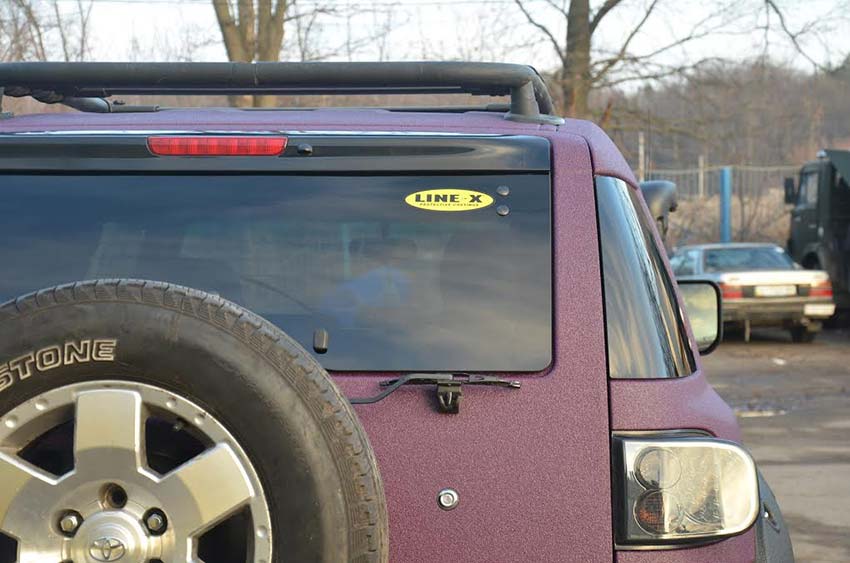 Защита кузова внедорожника Toyota FJ-Cruiser с помощью нанесения полимерного покрытия Line-X