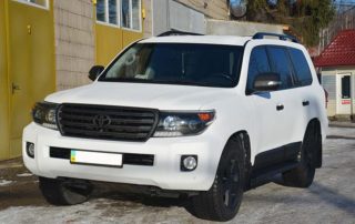 Защита кузова Toyota Land Cruiser полимерным покрытием Line-X черно-белого цвета