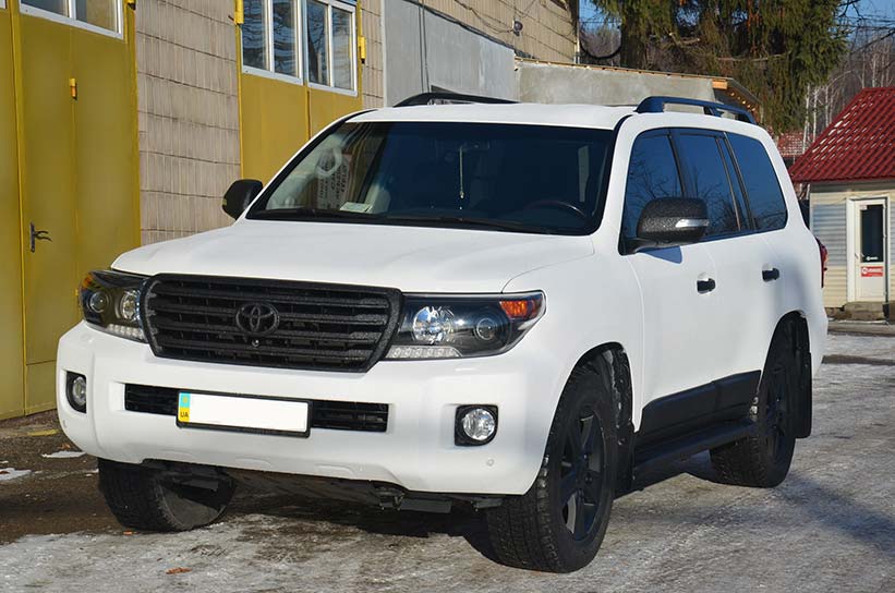 Защита кузова Toyota Land Cruiser полимерным покрытием Line-X черно-белого цвета