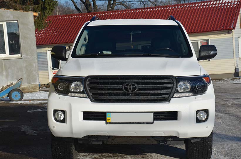 Защита кузова Toyota Land Cruiser полимерным покрытием Line-X черно-белого цвета