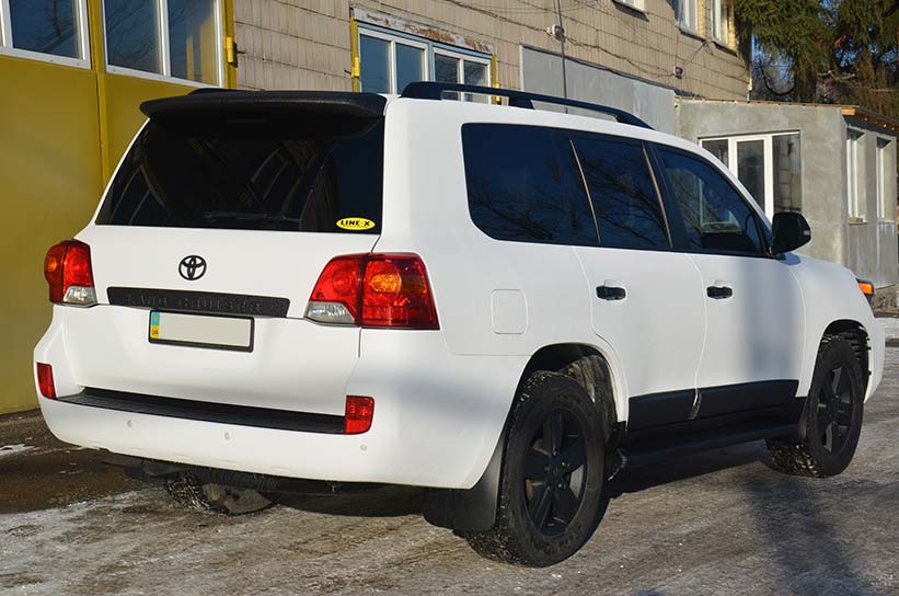 Защита кузова Toyota Land Cruiser полимерным покрытием Line-X черно-белого цвета