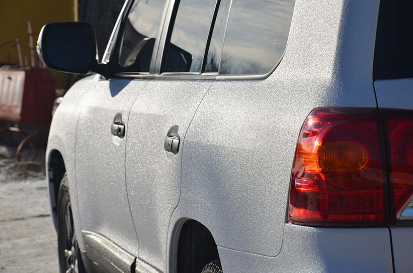 Защита кузова Toyota Land Cruiser полимерным покрытием Line-X черно-белого цвета