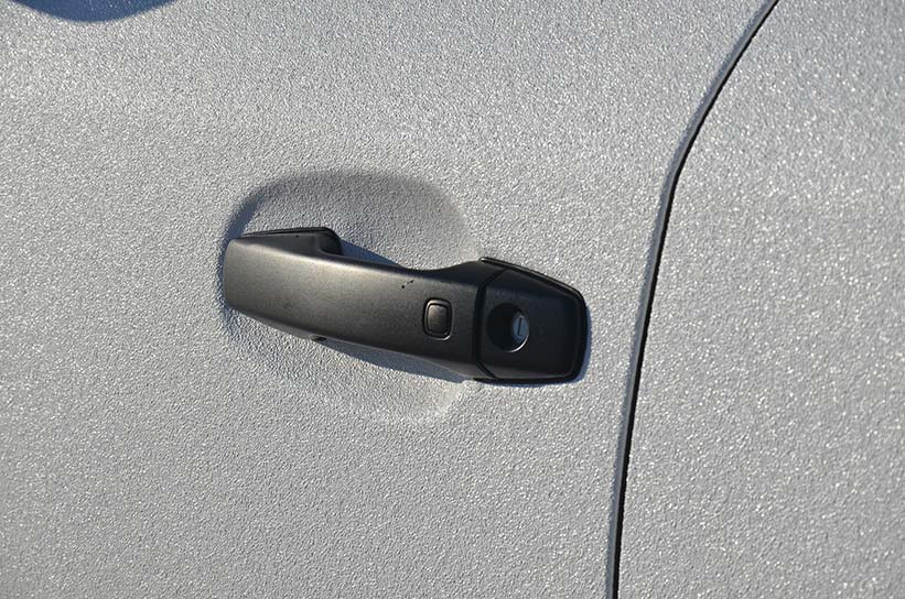 Защита кузова Toyota Land Cruiser полимерным покрытием Line-X черно-белого цвета