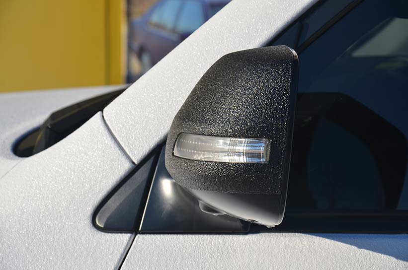 Защита кузова Toyota Land Cruiser полимерным покрытием Line-X черно-белого цвета