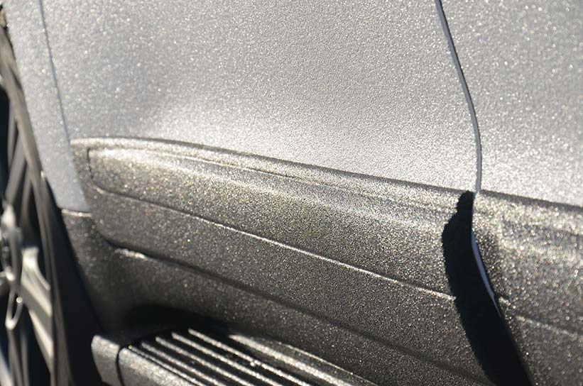 Защита кузова Toyota Land Cruiser полимерным покрытием Line-X черно-белого цвета