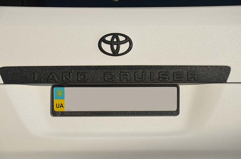 Защита кузова Toyota Land Cruiser полимерным покрытием Line-X черно-белого цвета