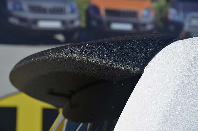 Защита кузова Toyota Land Cruiser полимерным покрытием Line-X черно-белого цвета