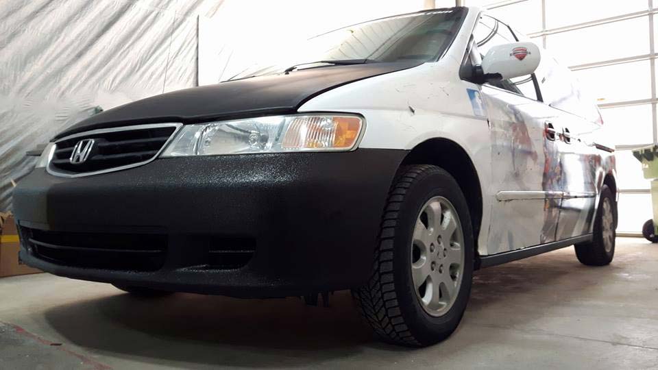 Защита бампера автомобиля с помощью нанесения защитного полимерного покрытия Line-X