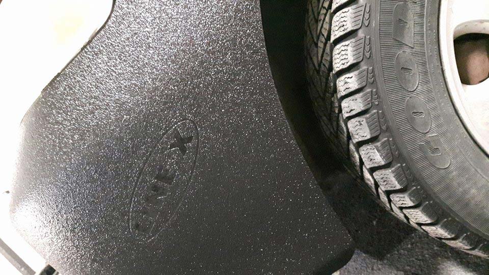 Защита бампера автомобиля с помощью нанесения защитного полимерного покрытия Line-X