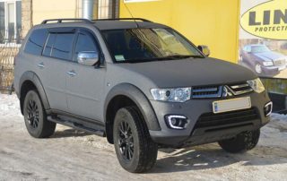 Защита кузова внедорожника Mitsubishi Pajero Sport с помощью нанесения полимерного покрытия Line-X