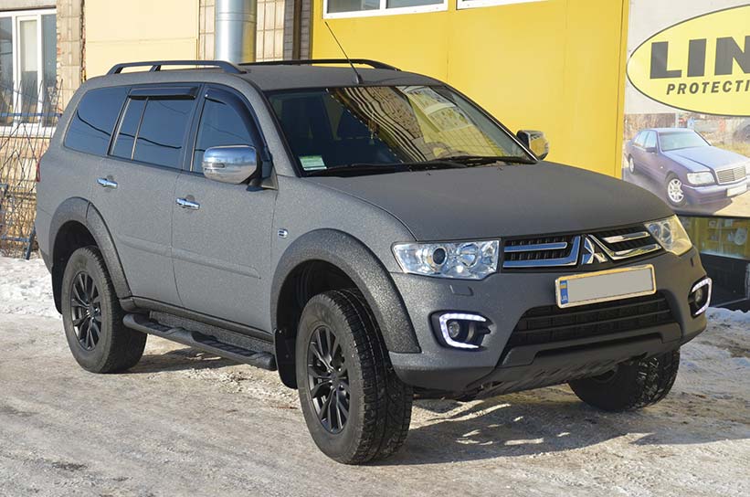 Защита кузова внедорожника Mitsubishi Pajero Sport с помощью нанесения полимерного покрытия Line-X