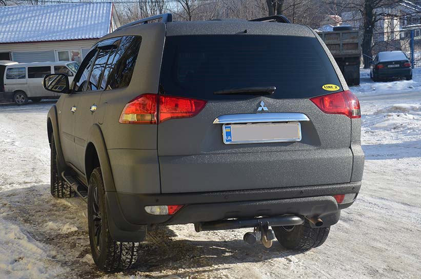 Защита кузова внедорожника Mitsubishi Pajero Sport с помощью нанесения полимерного покрытия Line-X