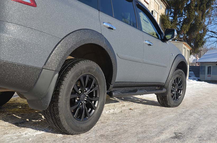 Защита кузова внедорожника Mitsubishi Pajero Sport с помощью нанесения полимерного покрытия Line-X