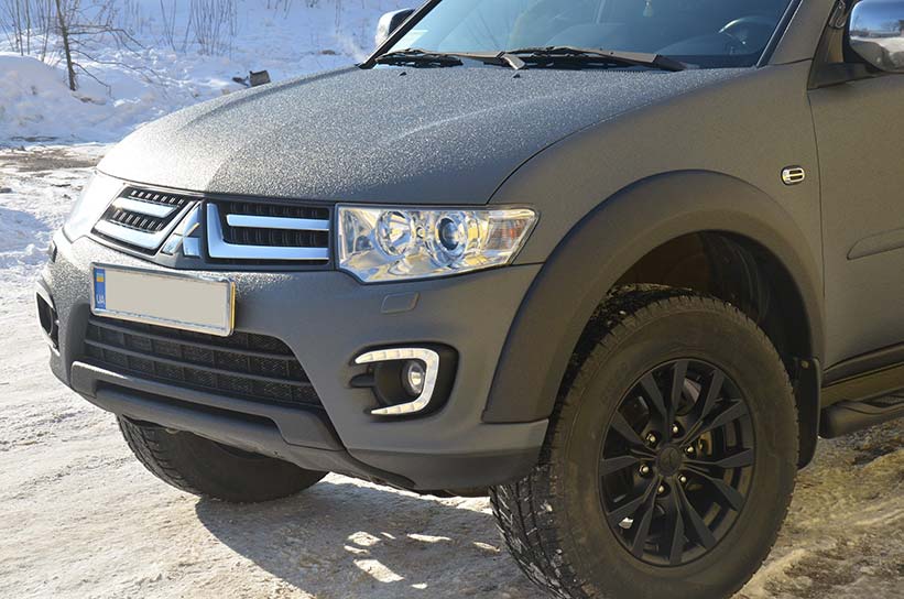 Защита кузова внедорожника Mitsubishi Pajero Sport с помощью нанесения полимерного покрытия Line-X