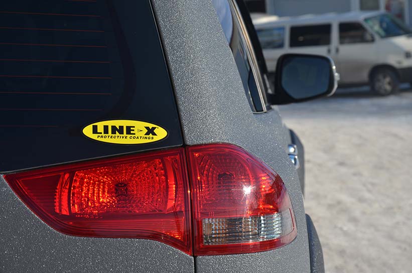 Защита кузова внедорожника Mitsubishi Pajero Sport с помощью нанесения полимерного покрытия Line-X