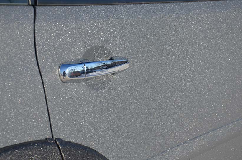 Защита кузова внедорожника Mitsubishi Pajero Sport с помощью нанесения полимерного покрытия Line-X