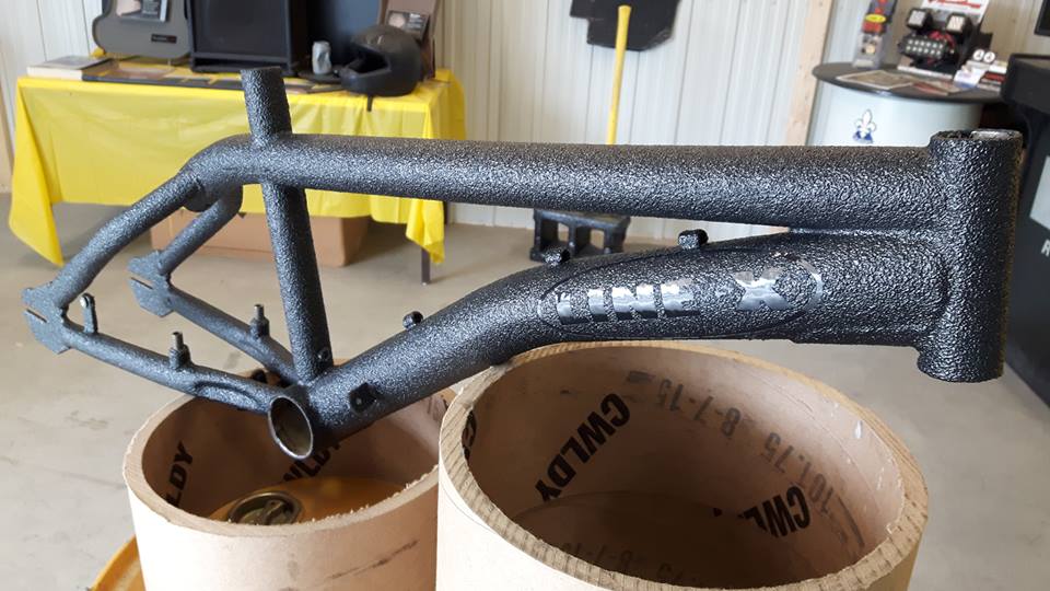 Окраска защитным полимерным покрытием Line-X велосипедов и других транспортных средств для спорта и отдыха