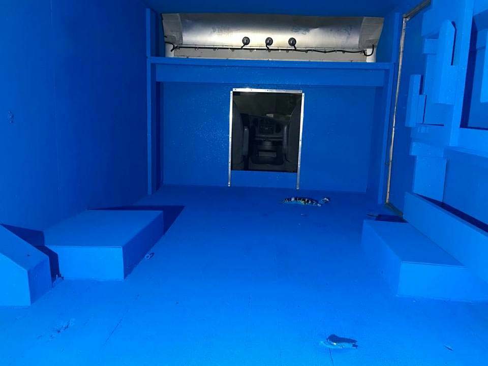 Защита фургона полимерным покрытием Line-X голубого цвета от механических повреждений и коррозии