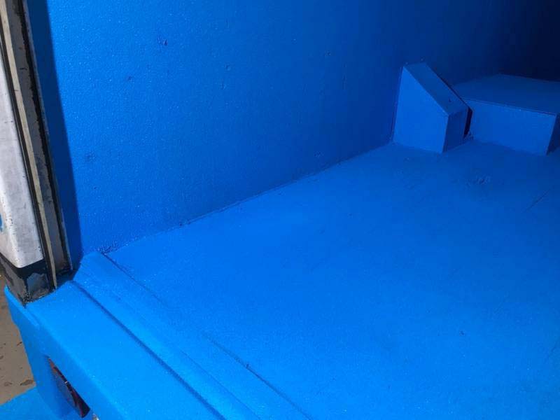 Защита фургона полимерным покрытием Line-X голубого цвета от механических повреждений и коррозии