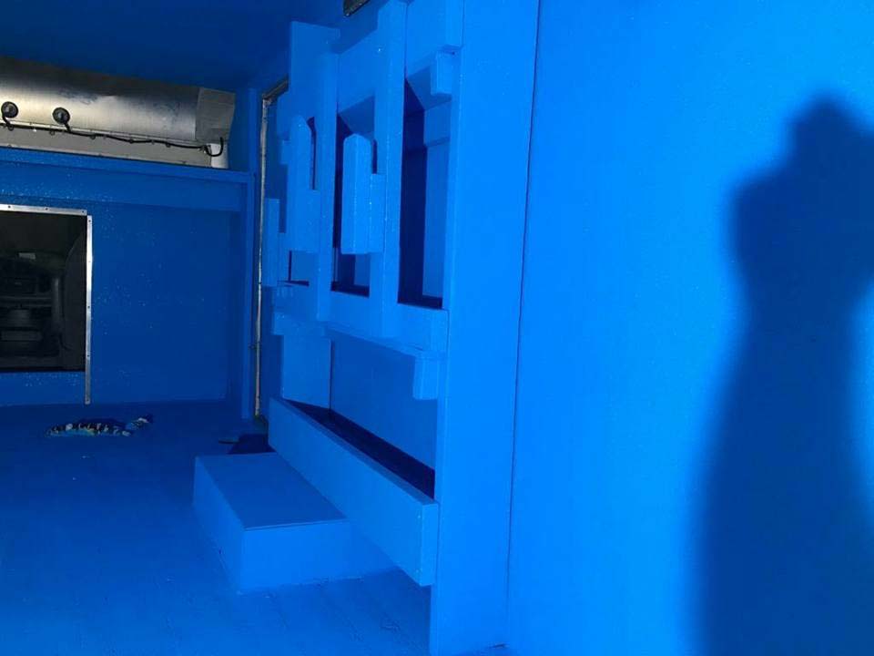 Защита фургона полимерным покрытием Line-X голубого цвета от механических повреждений и коррозии