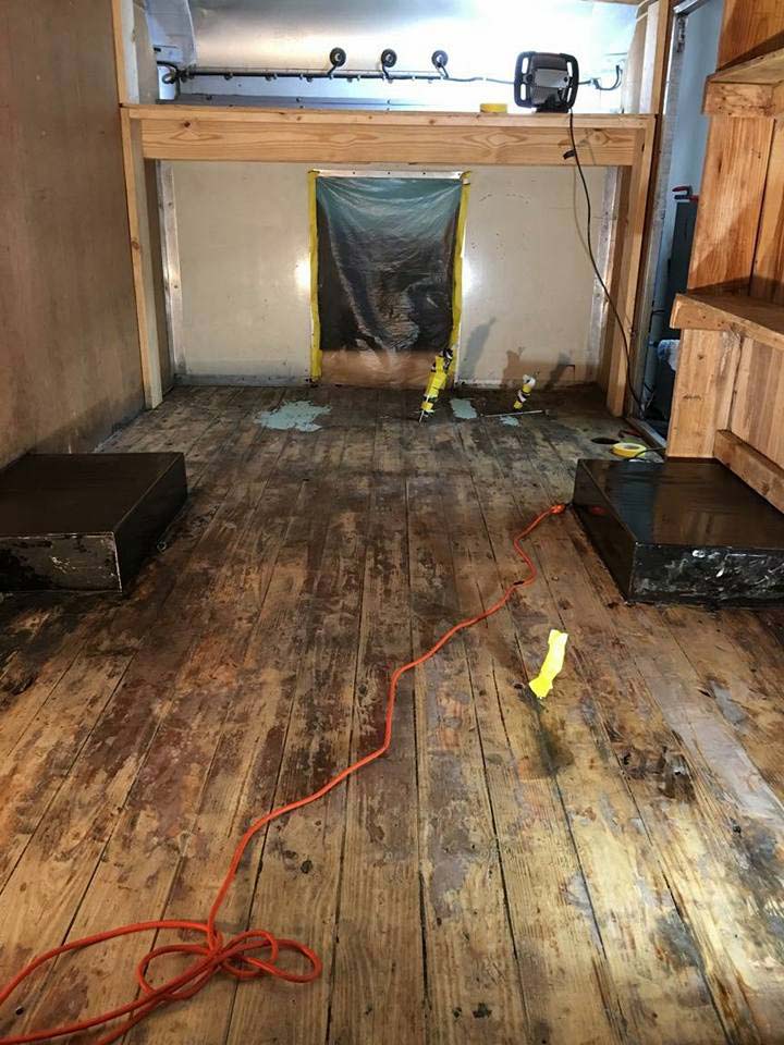 Защита фургона полимерным покрытием Line-X голубого цвета от механических повреждений и коррозии