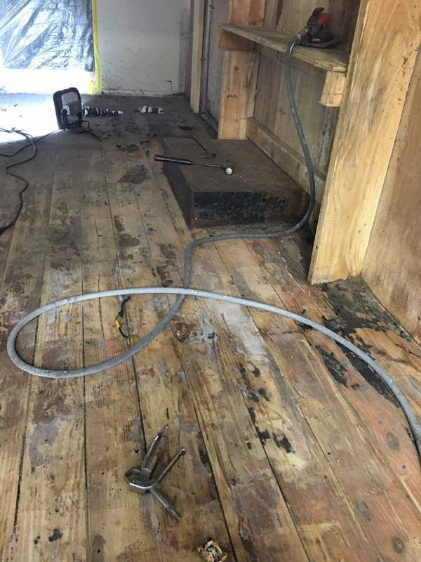 Защита фургона полимерным покрытием Line-X голубого цвета от механических повреждений и коррозии