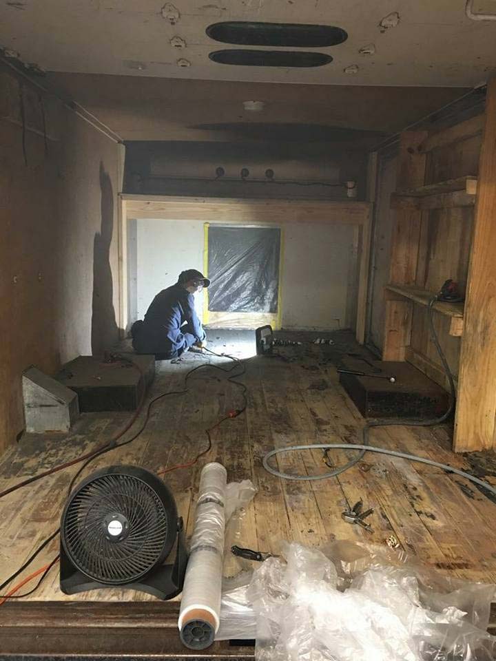 Защита фургона полимерным покрытием Line-X голубого цвета от механических повреждений и коррозии