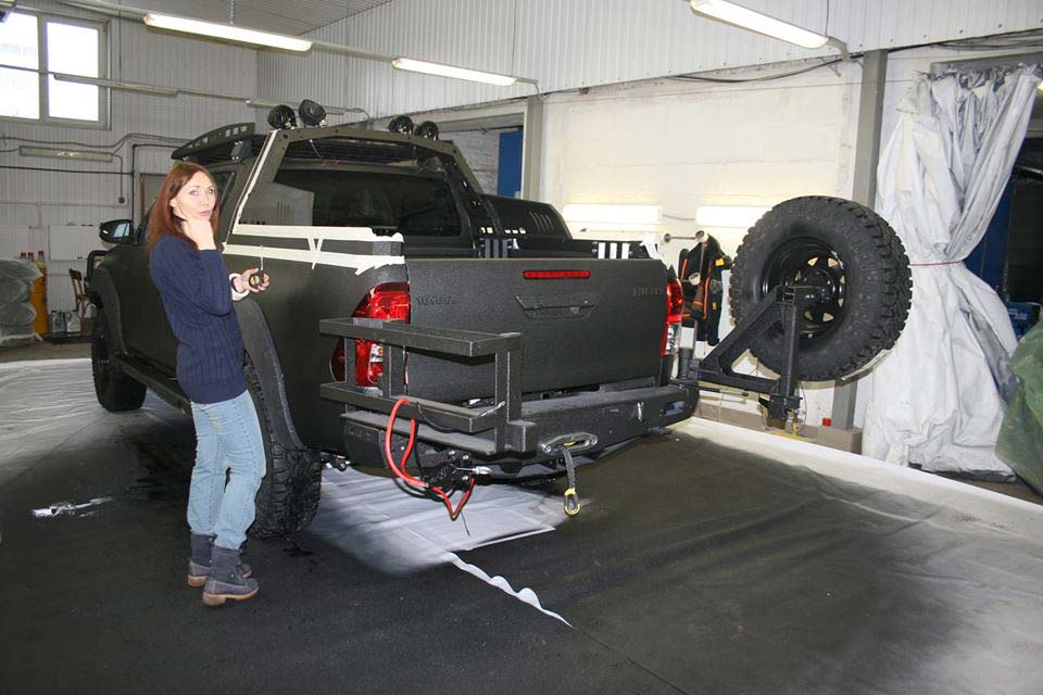 Защита кузова автомобиля полимерным покрытием Line-X, трафаретная аэрография