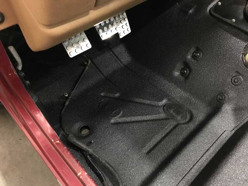 Антикоррозийная обработка несущего кузова автомобиля полимерным покрытием Line-X