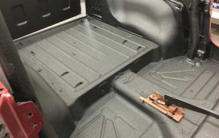 Антикоррозийная обработка несущего кузова автомобиля полимерным покрытием Line-X