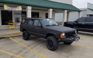 Защита кузова внедорожника Jeep Cherokee XJ путем нанесения полимерного покрытия Line-X