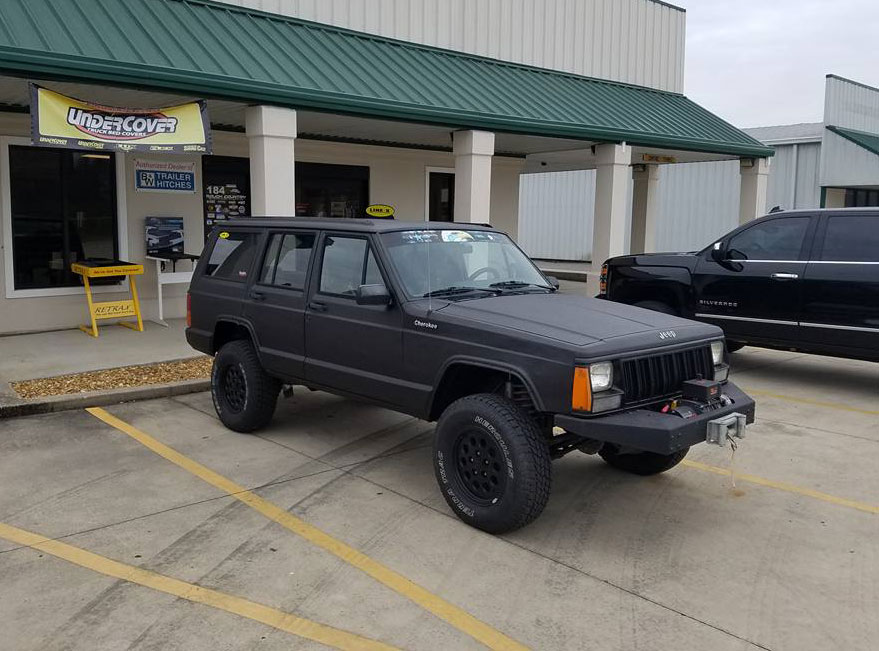 Защита кузова внедорожника Jeep Cherokee XJ путем нанесения полимерного покрытия Line-X