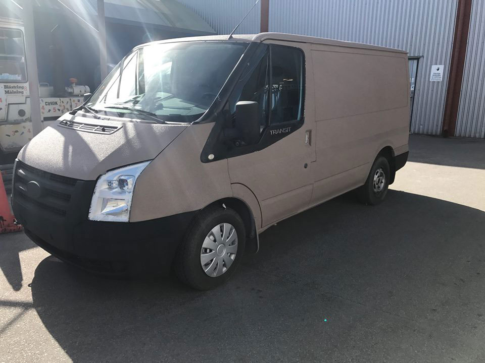 Пример защиты полиуретановым покрытием Line-X кузова грузового фургона Ford Transit.