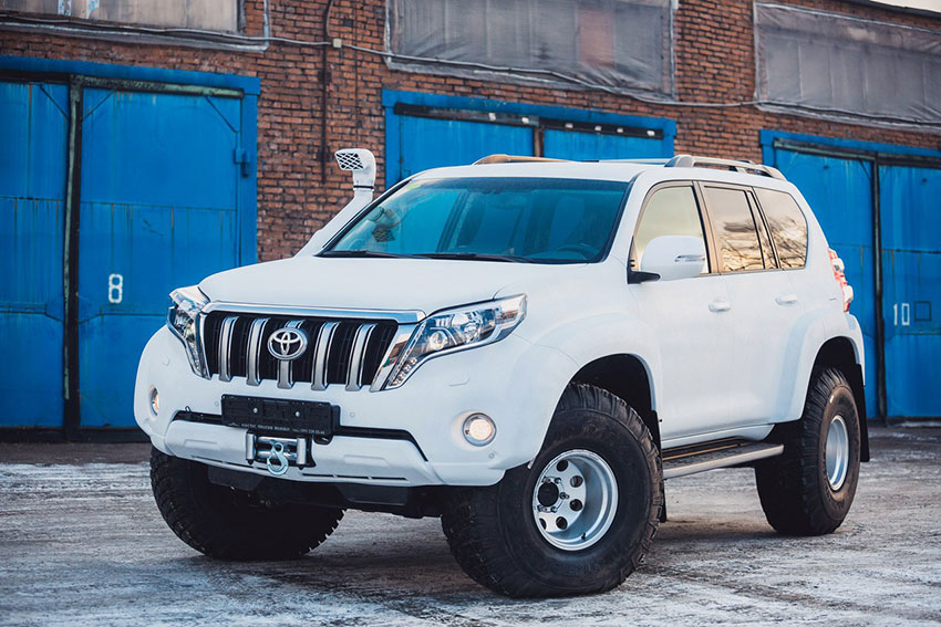 Защита кузова внедорожника Toyota Land Cruiser Prado полимерным покрытием Line-X