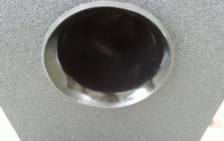 Защита автомобильной акустики: корпусов колонок и сабвуферов полимерным покрытием Line-X