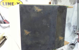 Защита автомобильной акустики: корпусов колонок и сабвуферов полимерным покрытием Line-X