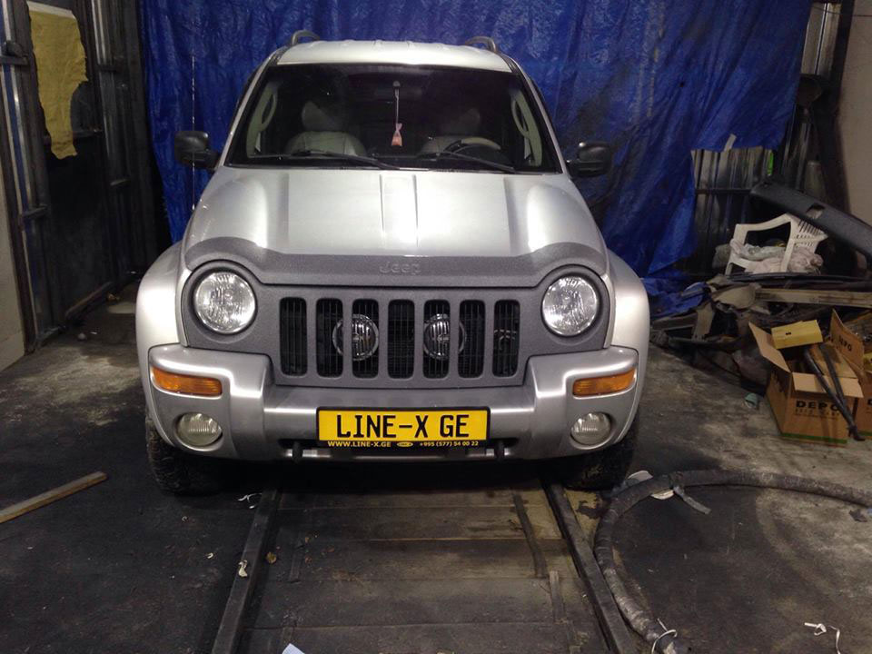 Защита капота автомобиля от сколов и царапин полимерным покрытием Line-X