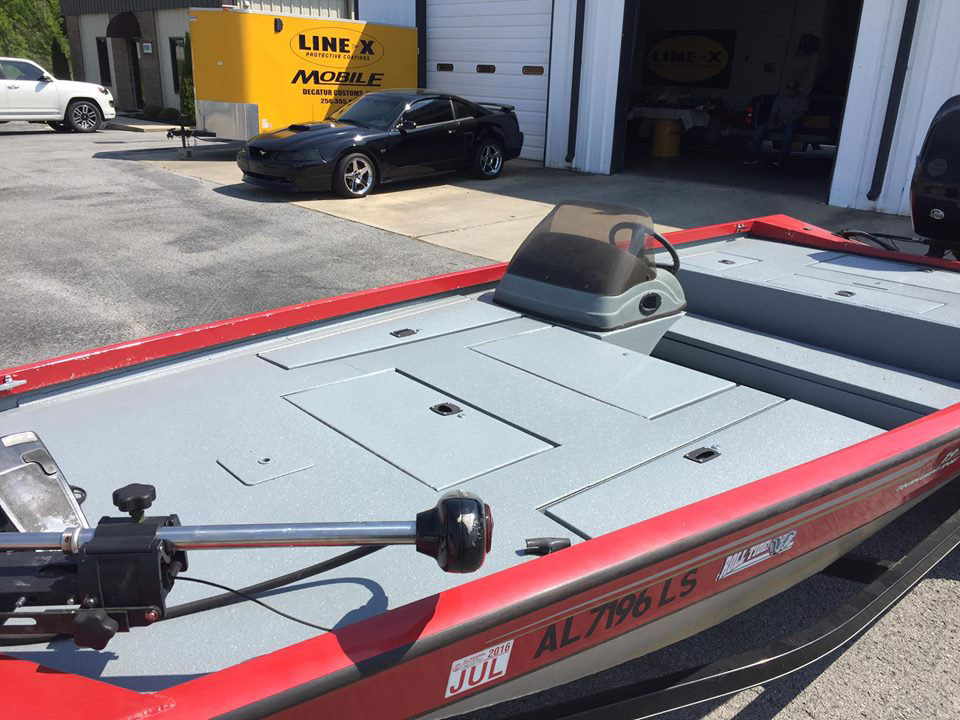 Защита палубы яхты, лодки или катера полимерным покрытием Line-X