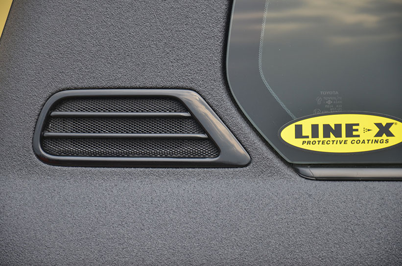 Защита кузова Toyota Land Cruiser 100 полимерным покрытием Line-X